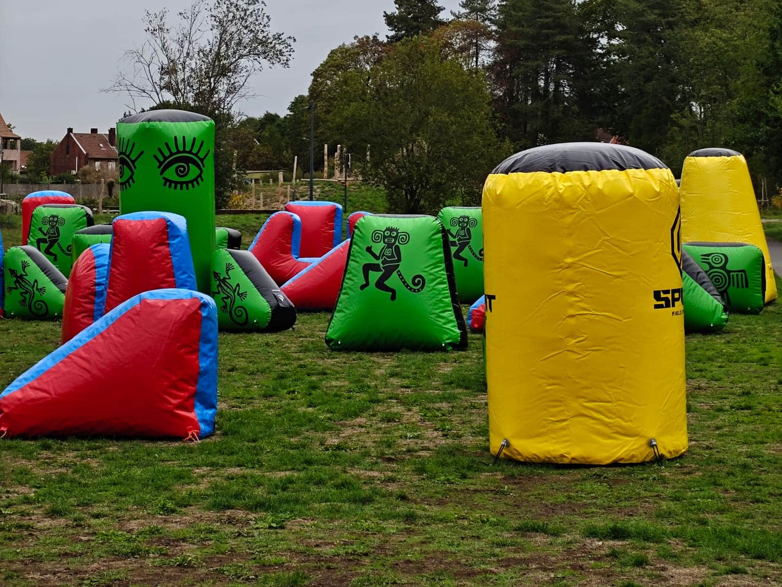 Opblaasbare bunkers klaar voor een sessie lasershooting