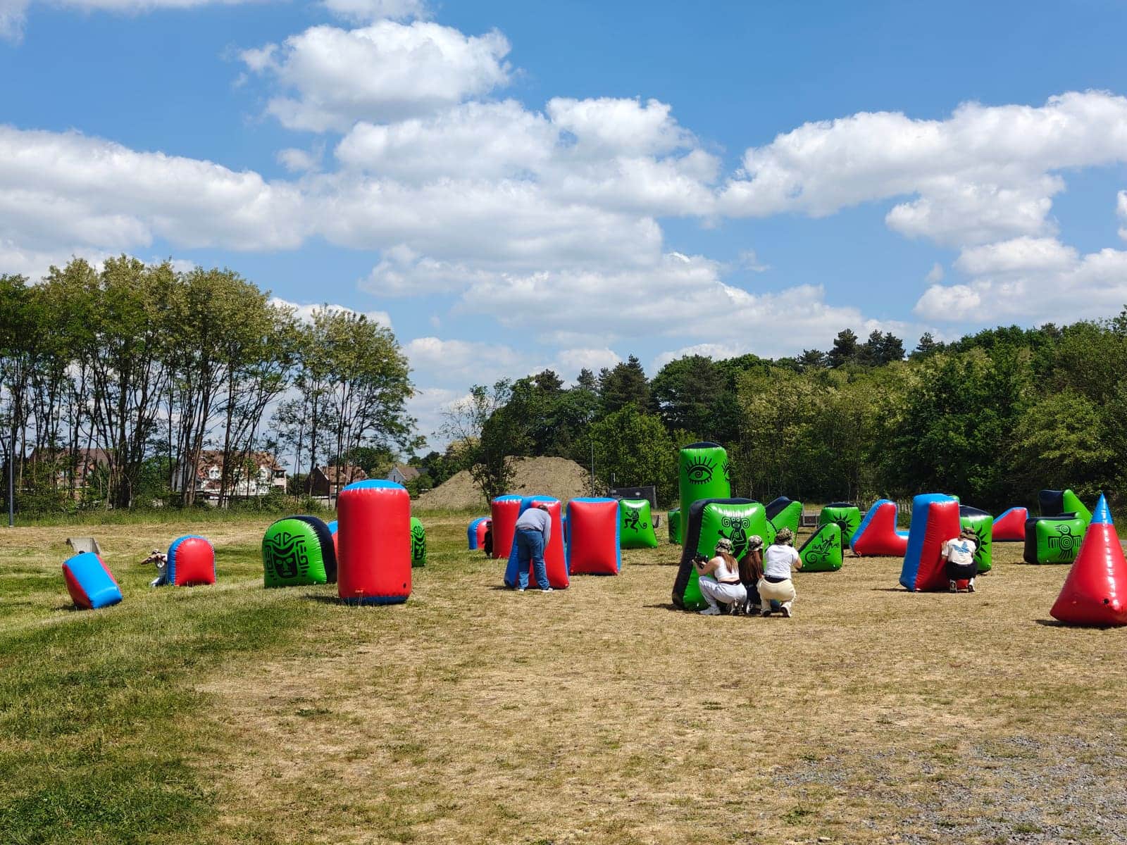 Groep spelers verspreid over het parcours