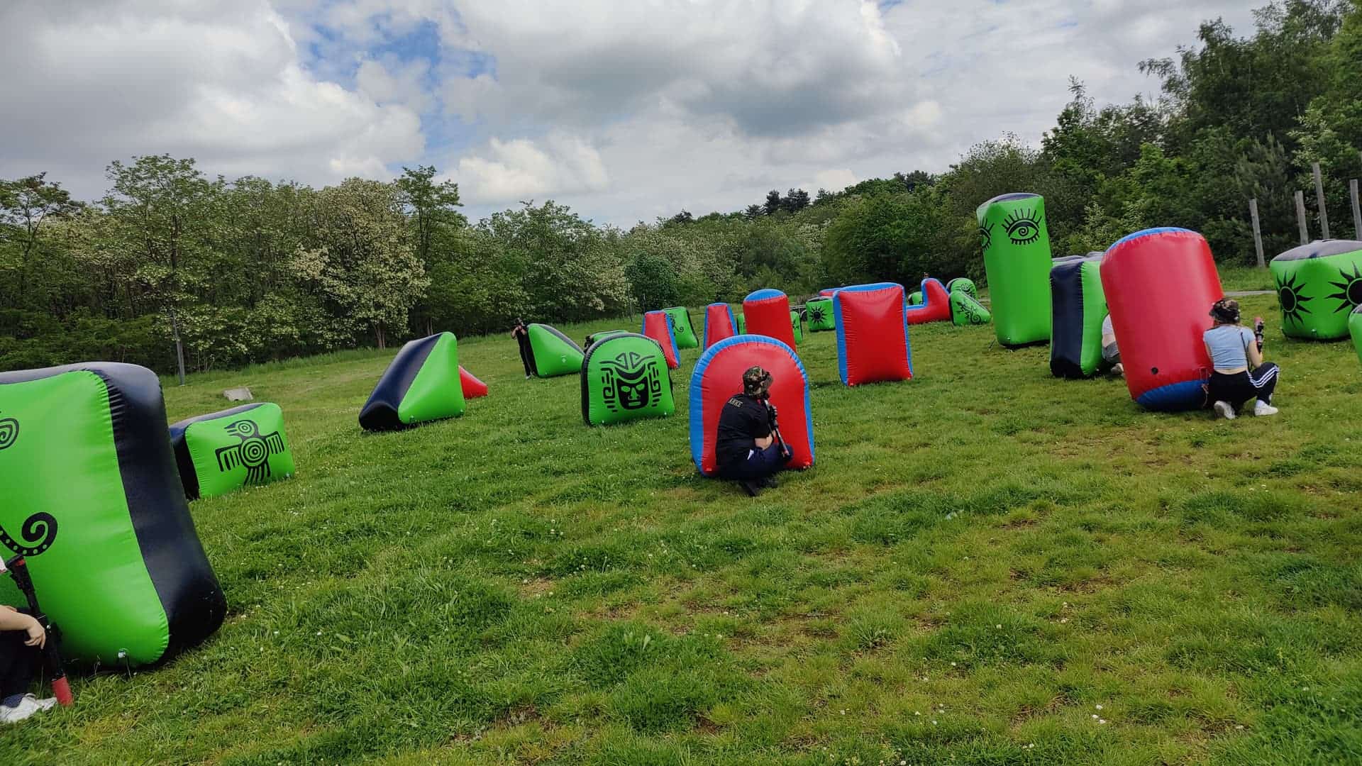 Opblaasbare bunkers van Paintball Arena op een grasveld tijdens lasershooting op verplaatsing